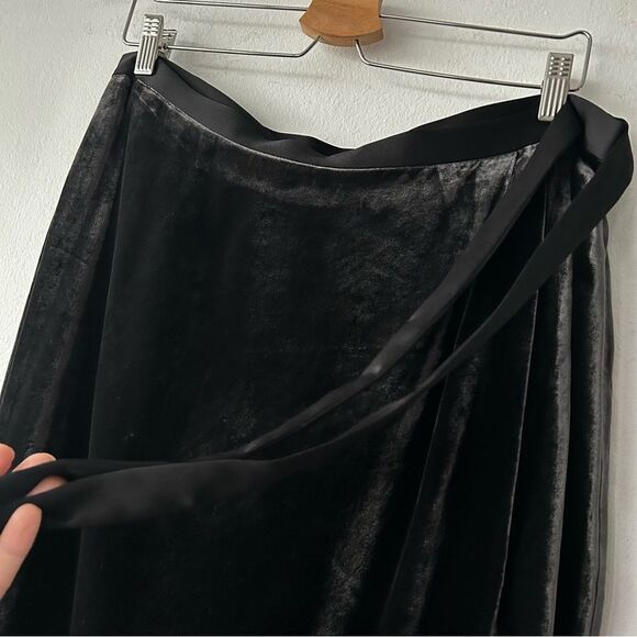 Banana republic Elegant Black Velvet Skirt - Picture 3 of 13